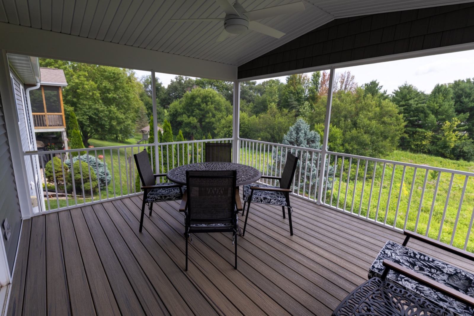 Custom screen room built by T&T Home Improvement